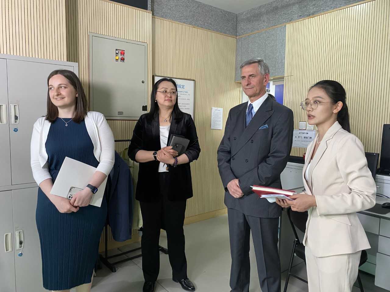 Ambassador Andrey Tehov visits the Bulgarian Language Department of the Chinese Media Group